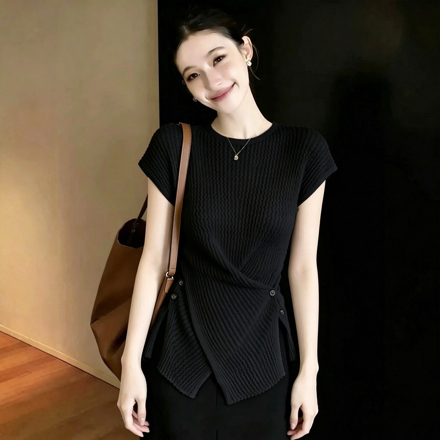 Áo thun nữ cổ tròn tay ngắn dệt kim lụa mát mẻ — màu đen
