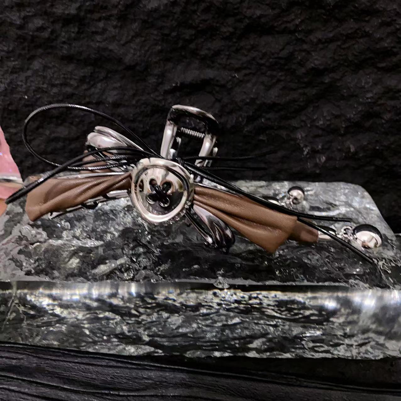 Title 6, Presilha de cabelo Metal Leather Love Girl com ...