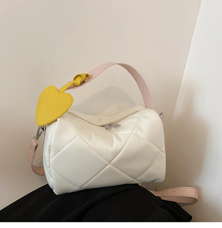 Fashion Texture Handbag 2021 New Niche Rhomboid Pillow Bag Messenger Bag display picture 15