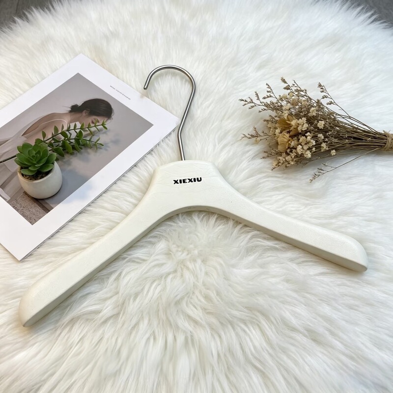Resin high-end non-slip clothes hanger for clothing stores, women's clothing solid wood hanger with pants clip Resin high-end non-slip clothes hanger for clothing stores, women's clothing solid wood hanger with pants clip