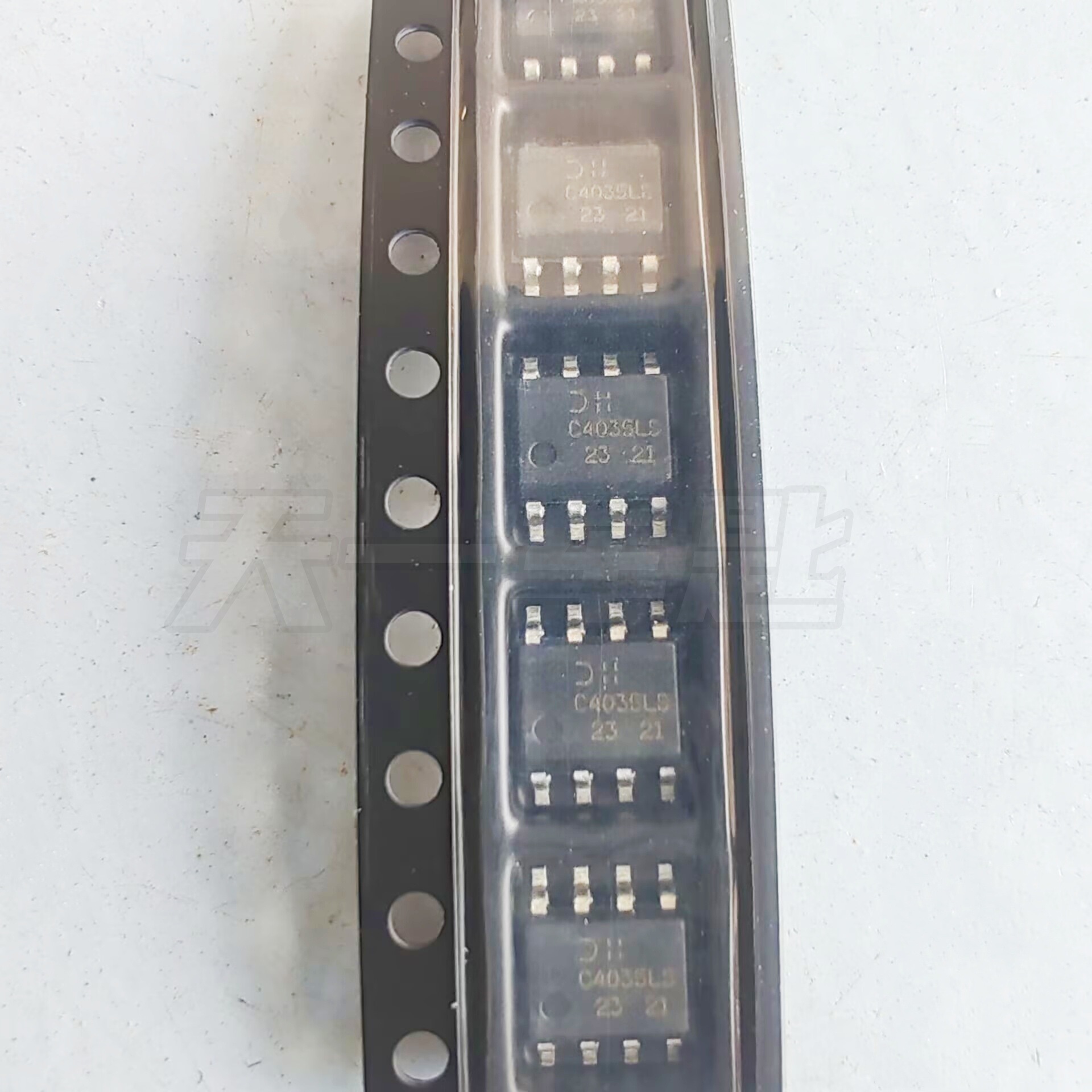 C4035LS is a chip used in BMW G-series vehicles, specifically for the gear shift lever. It is a vulnerable component that, when communication fails, prevents the gear from engaging. This is an eight-p