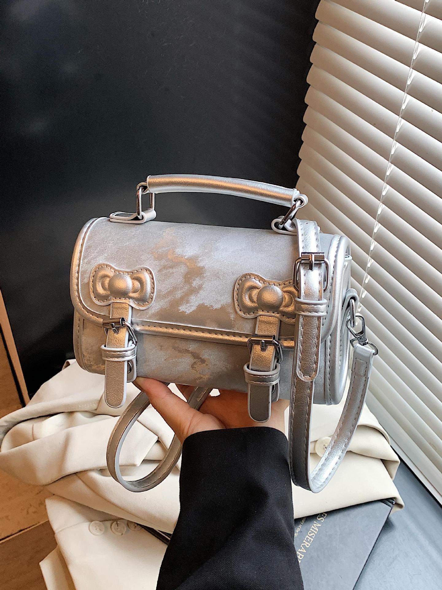 Summer Super Fire Hand lleva un pequeño bolso cuadrado femenino 2025 nuevo bolso de hombro con lazo de moda bolso de mensajero de estilo universitario de todo fósforo