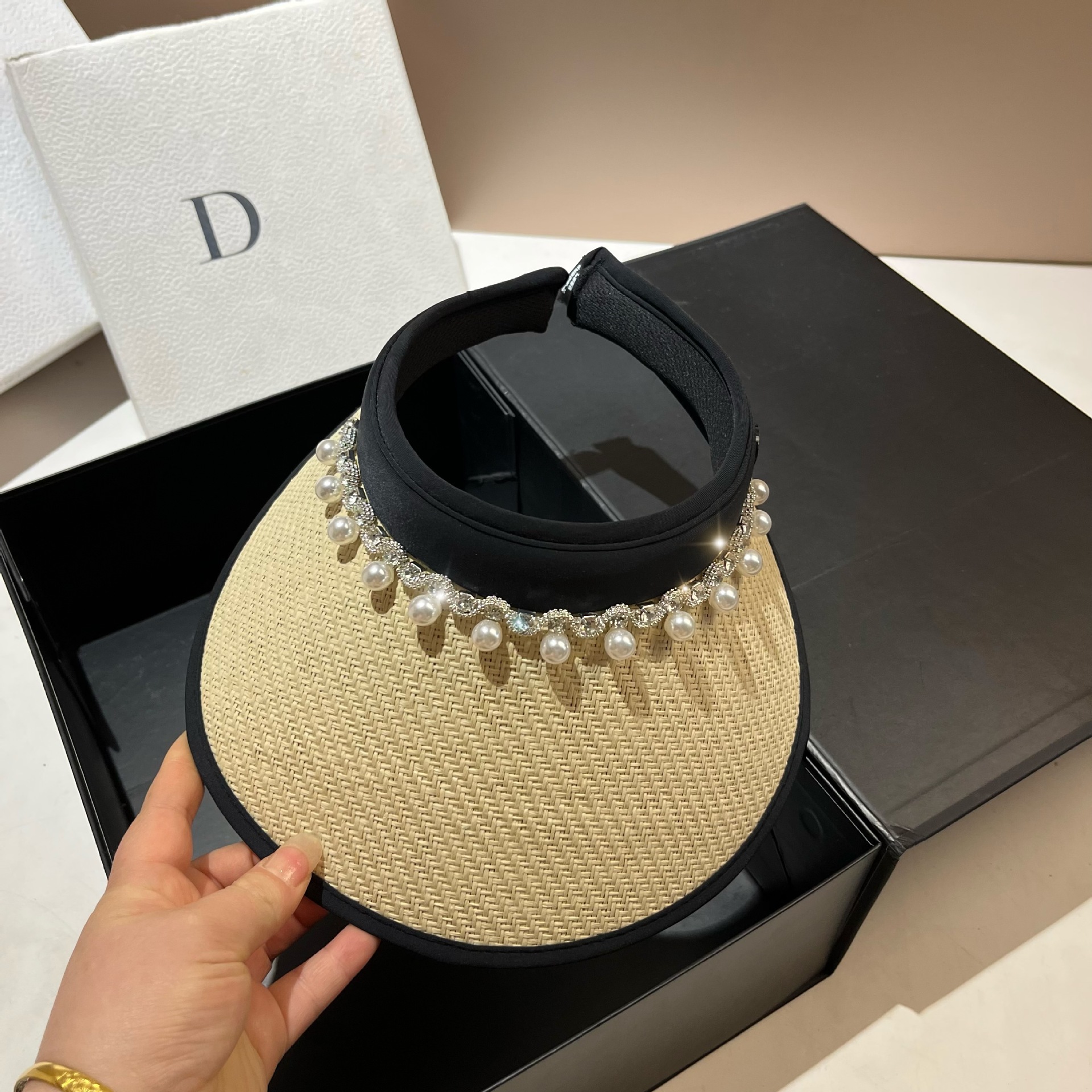 Korean version of Xiaoxiangfeng light luxury pearl rhinestone hollow top for women's summer outdoor travel, lightweight_voghion.com