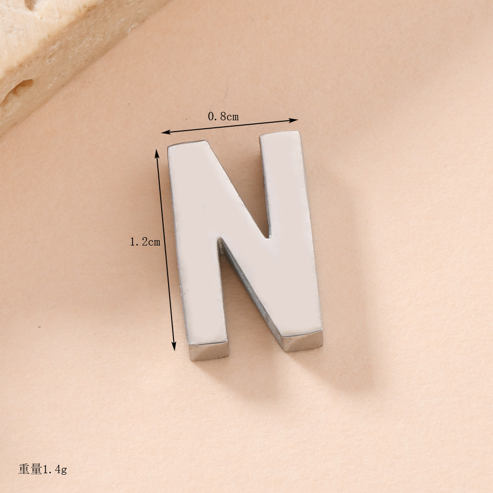 Venta caliente transfronteriza 26 letras inglesas colgantes de agujero recto collar de acero inoxidable colgantes accesorios de letras de bricolaje fabricantes de joyas