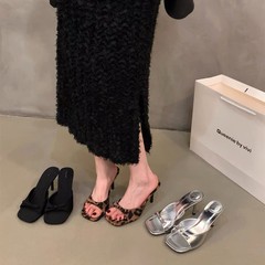 夏の小衆はファッションの蝶結びのハイヒールのスリッパを着ています。