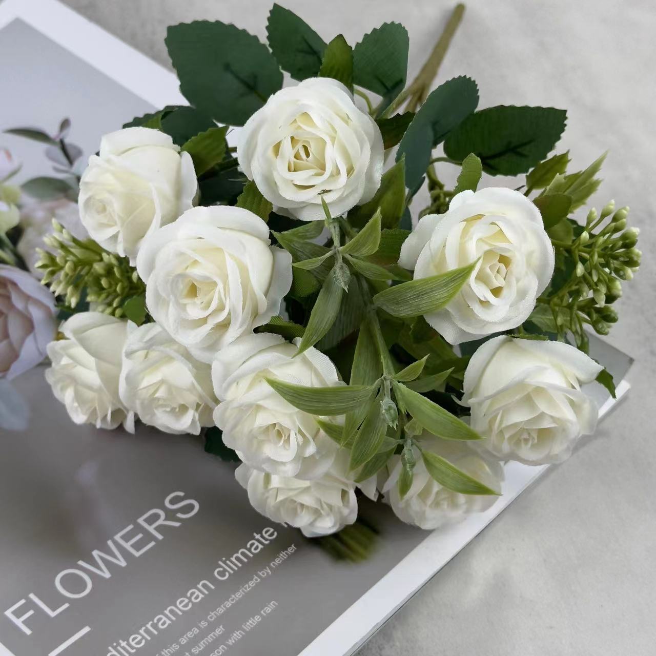 Nuevo comercio exterior al por mayor flor artificial boda mango ramo rosa sosteniendo flor pequeña manija flor decoración de alta gama rosa