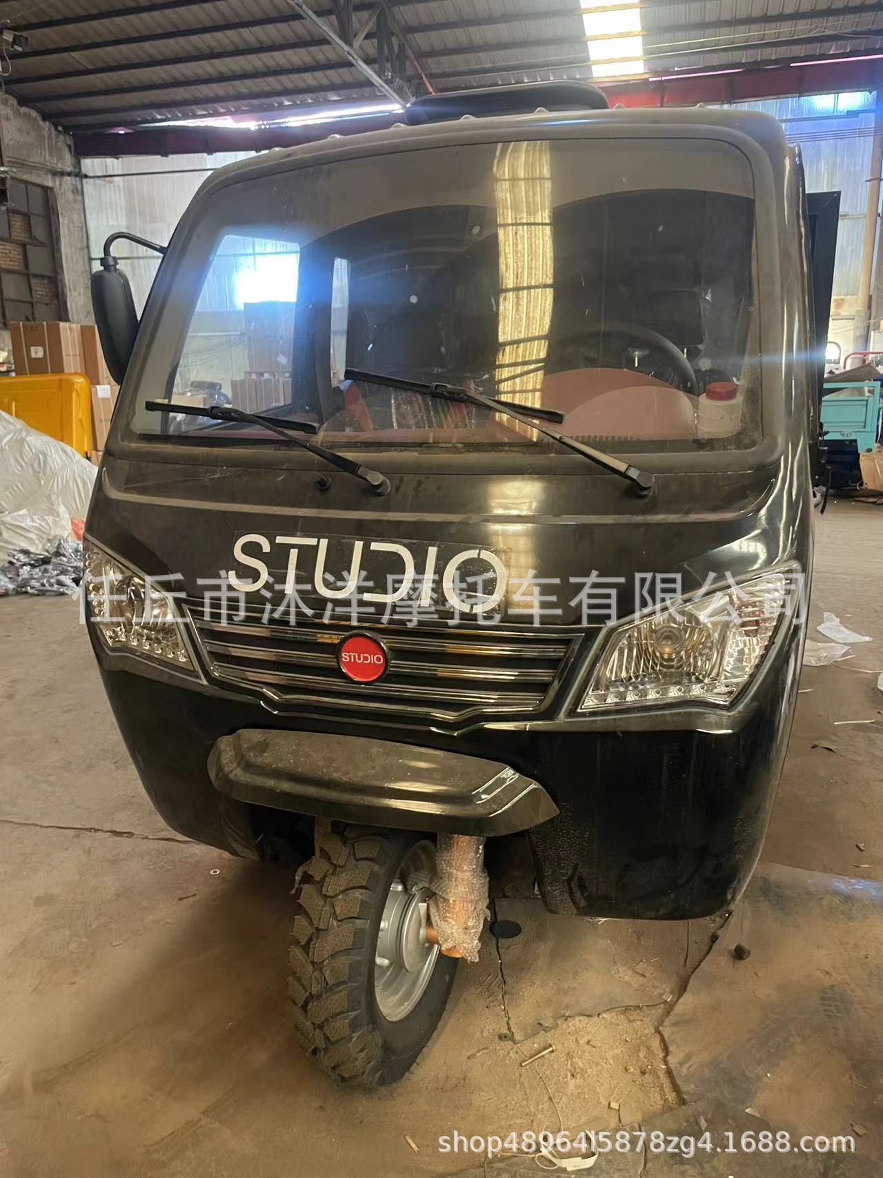 Source manufacturer luxury rain shelter three-wheeled fuel-powered motorcycle with enclosed cab, five-wheel double hydraulic dump truck