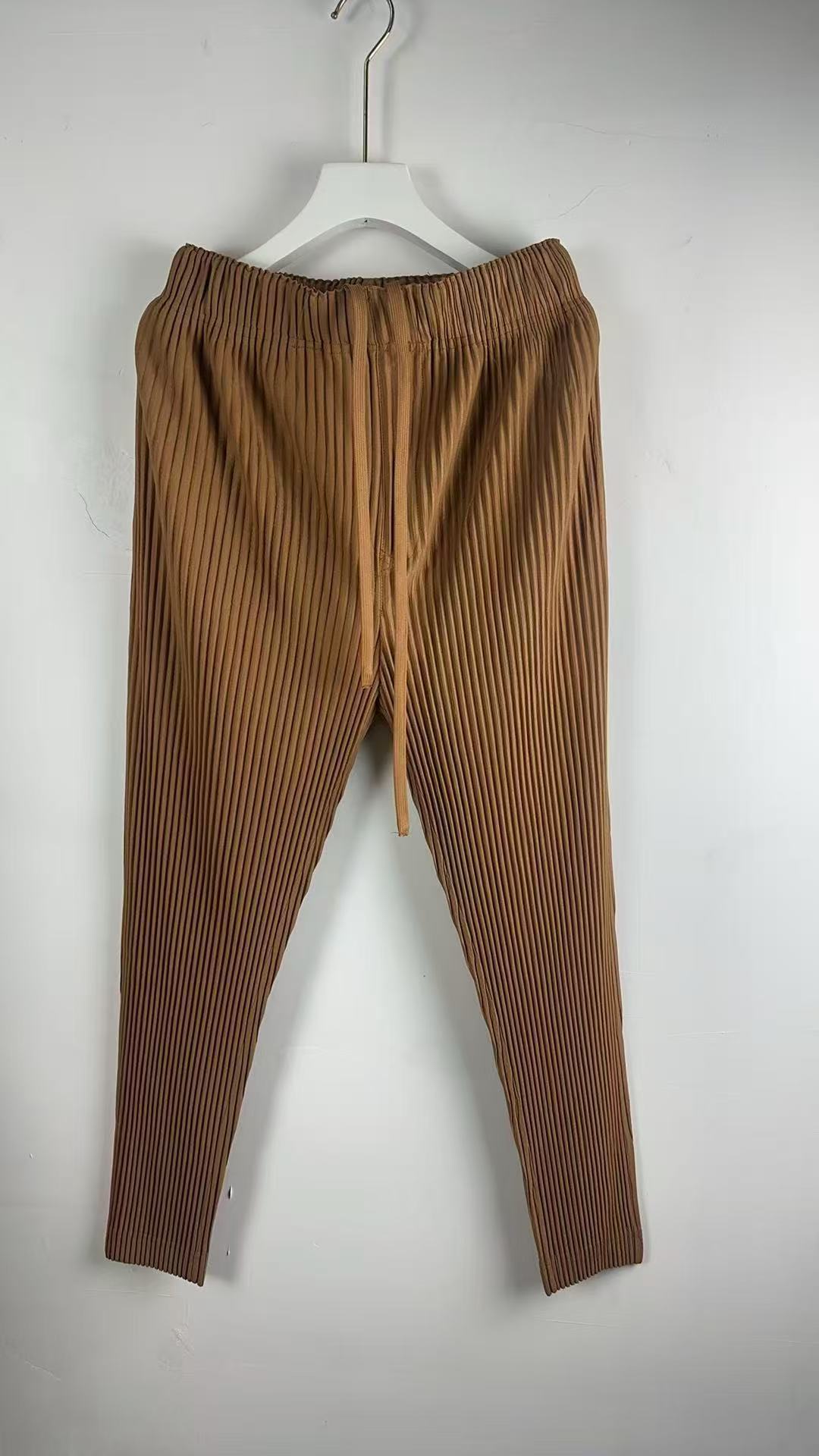 Pantalones plisados para hombre estilo Miyake, pantalones cortos holgados informales de estilo zanahoria elásticos y fluidos de verano, pantalones cortos adelgazantes JF149