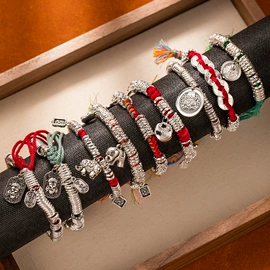 耳环;耳钉;项链