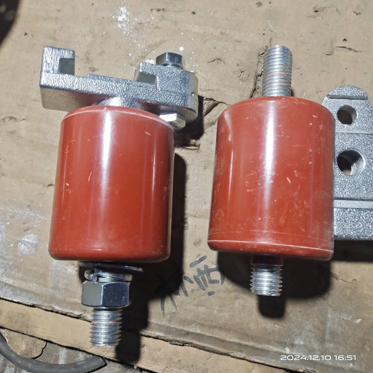 厂家直销行车滑触线用胶木树脂绝缘子 现货供应钢体滑线架绝缘瓷