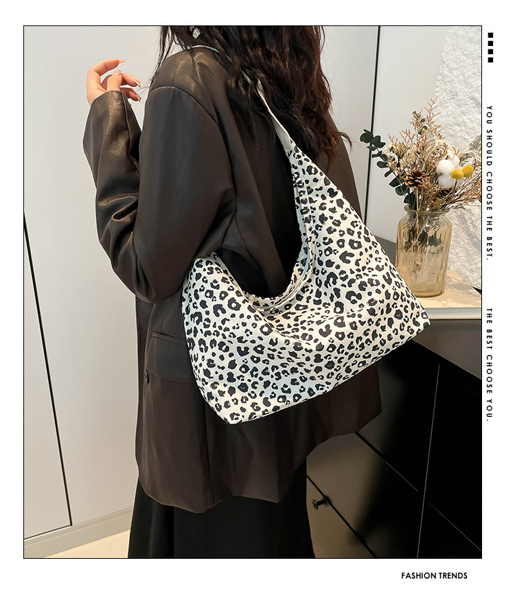 A new minimalist canvas bag with a large capacity in Korean fashion, a leopard print commuter single-shoulder crossbody bag details Picture