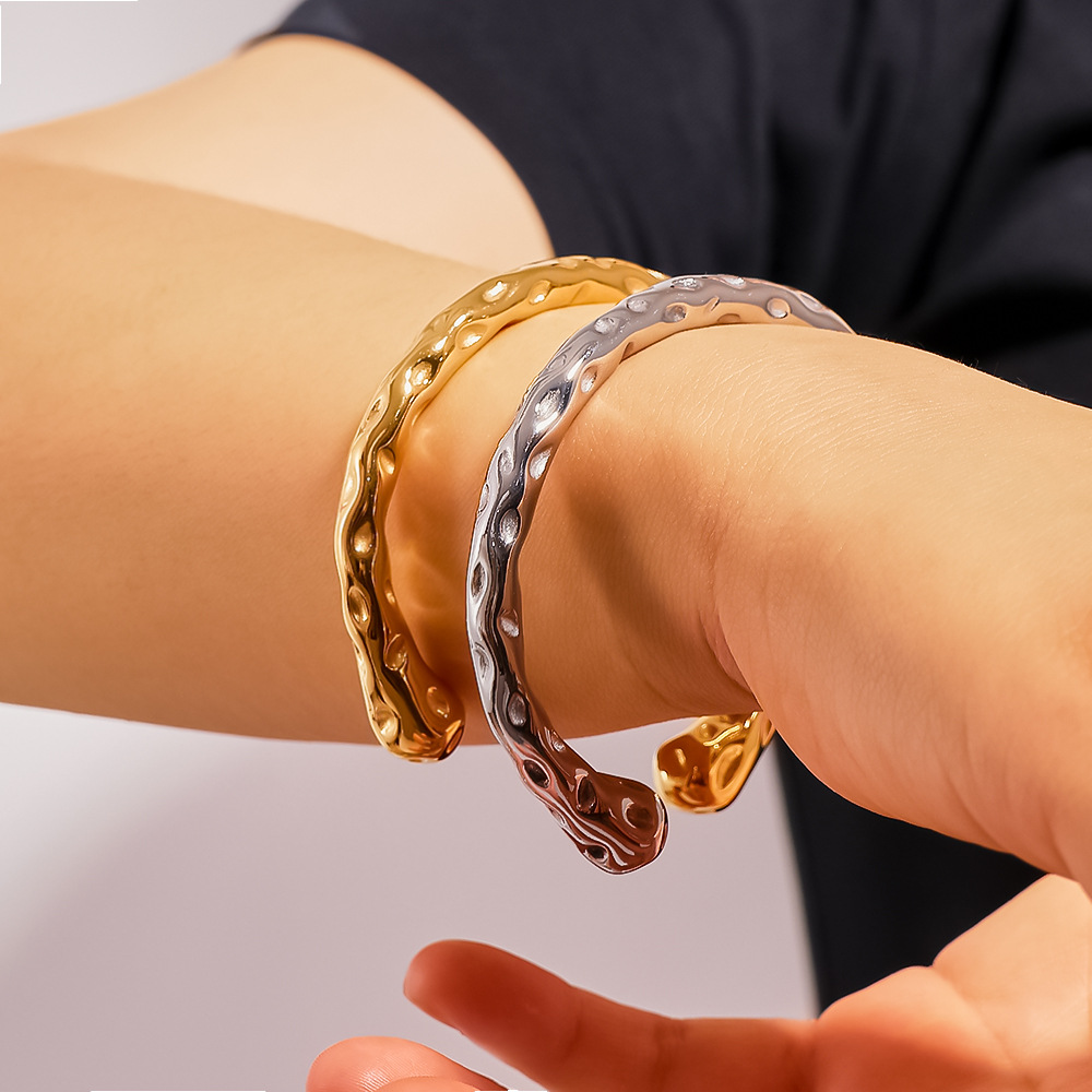 Europa y América INS celebridad de Internet 18k chapado en oro acero inoxidable patrón de martillo irregular lava pesada simple pulsera de mujer al por mayor