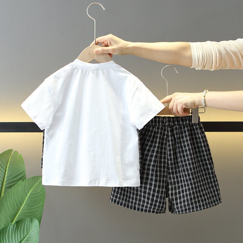 7857 traje de verano para niños 2025 nueva ropa falsa de dos piezas de manga corta para niños, ropa fresca y guapa de verano para bebés