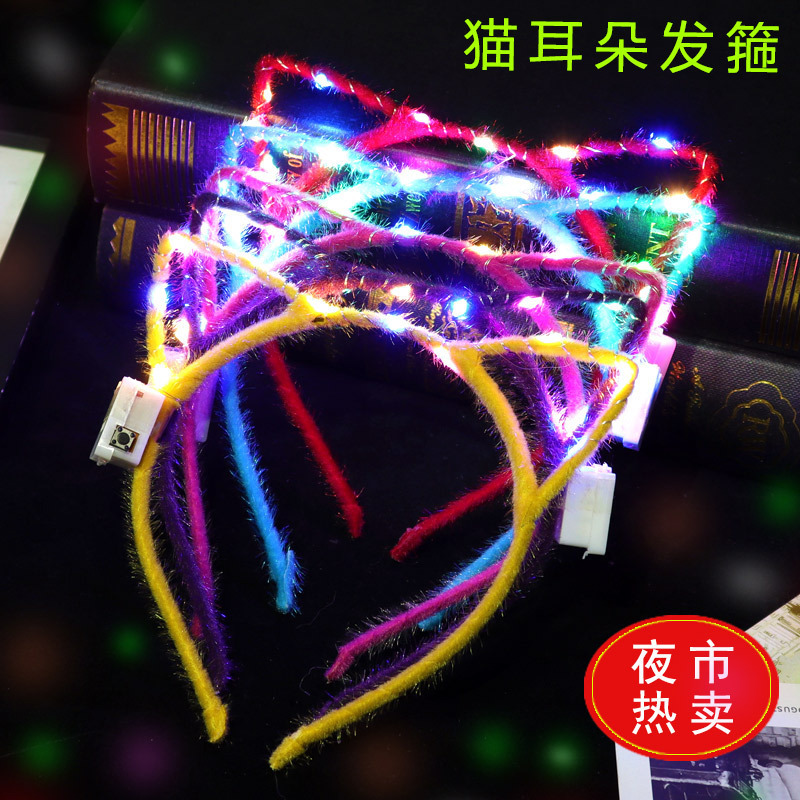 夜市に露店を出しているおもちゃが光るカチューシャが人気の商品が光る猫の耳のカチューシャのぬいぐるみのプレゼント|undefined