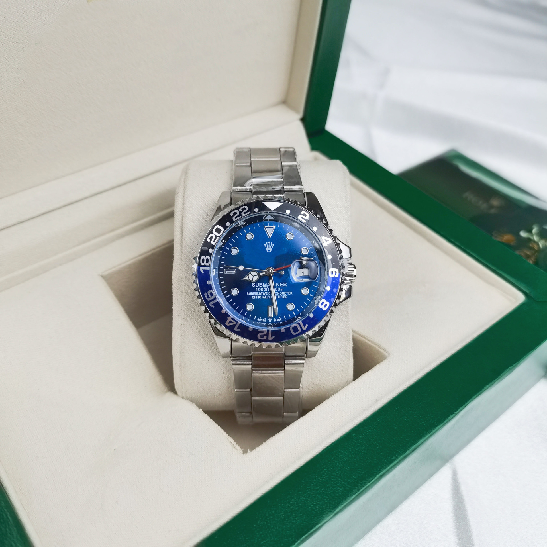 Four-pin coke circle, three silver, black and blue circles, blue surface