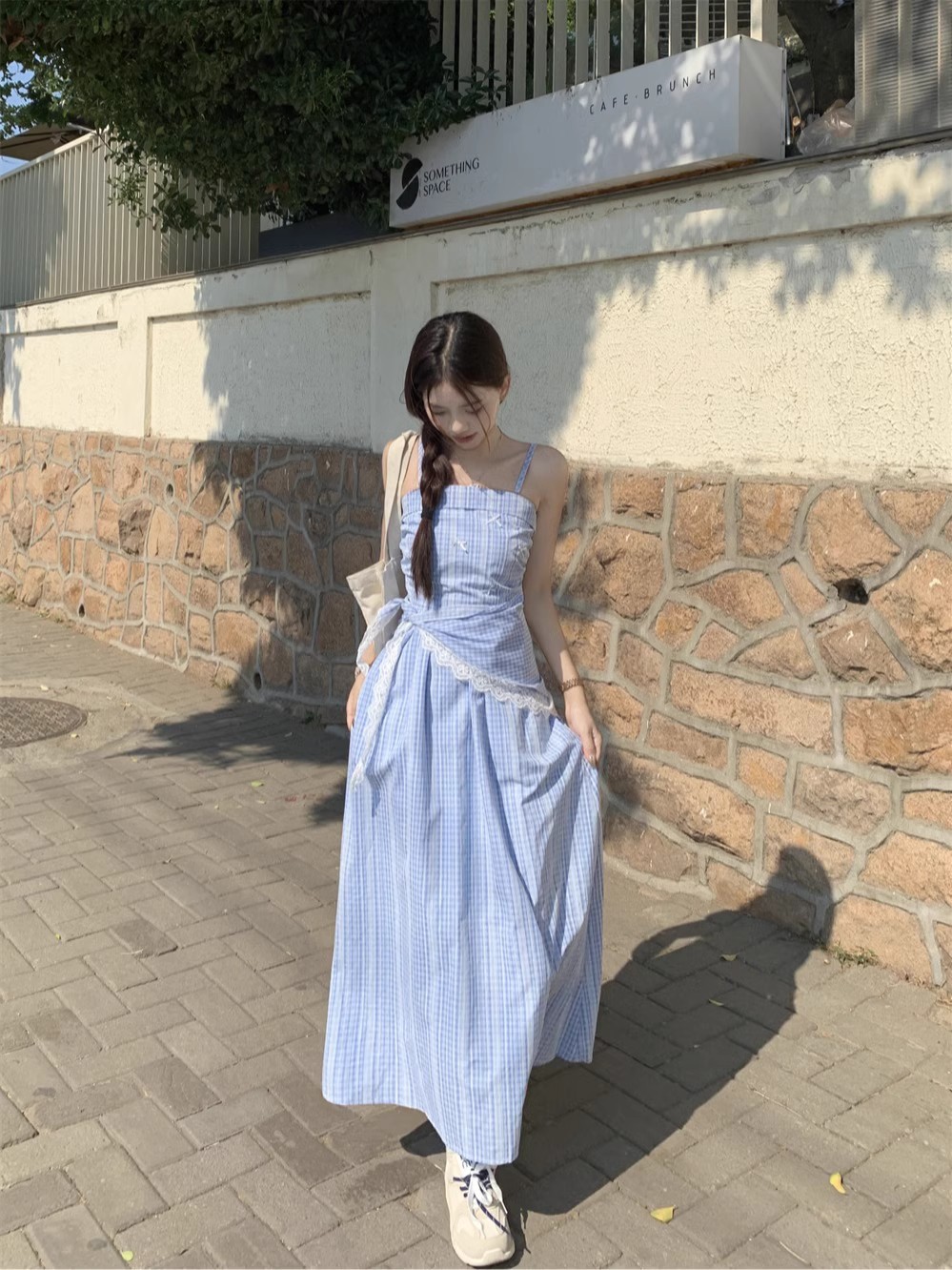 【オリジナルの作り方】青いチェック柄の胸のストラップのワンピース女性の夏のフランス感は腰を収めて痩せて見えるスカートです。