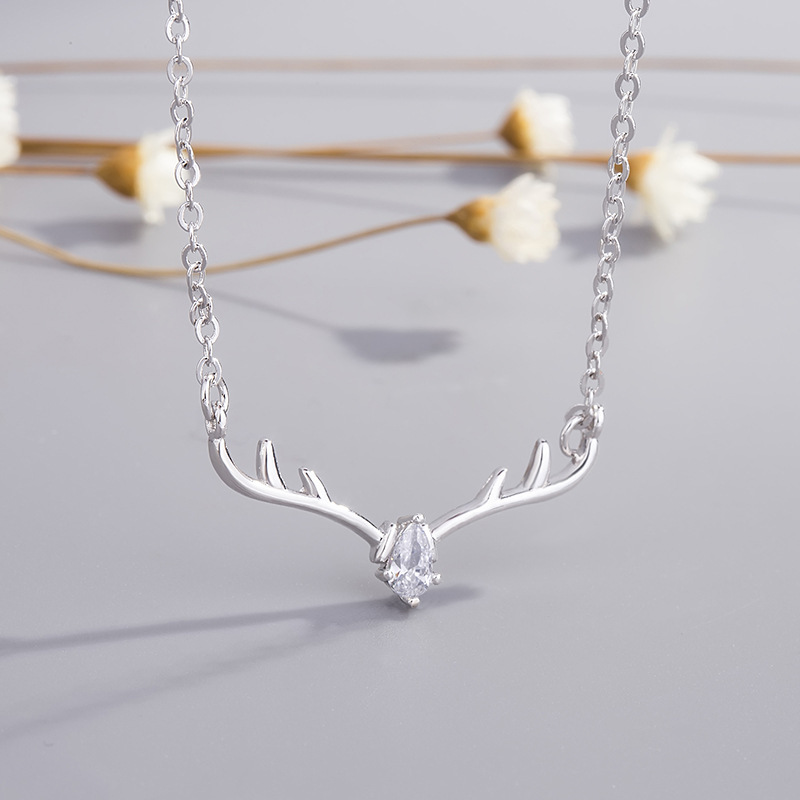 ED034 белый бриллиант (с крестообразной цепочкой)