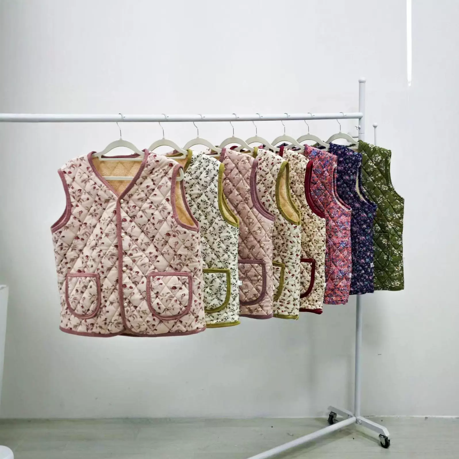 新款马夹秋冬装保暖加绒加厚中老年女妈妈装碎花马甲保暖洋气坎肩