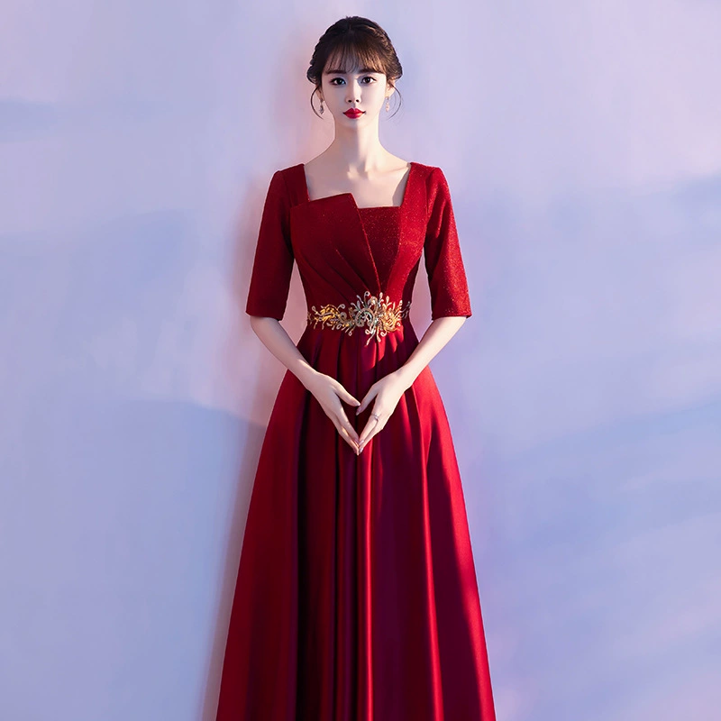 Большой хор выступает в форме женской юбки красный взрослый хозяин