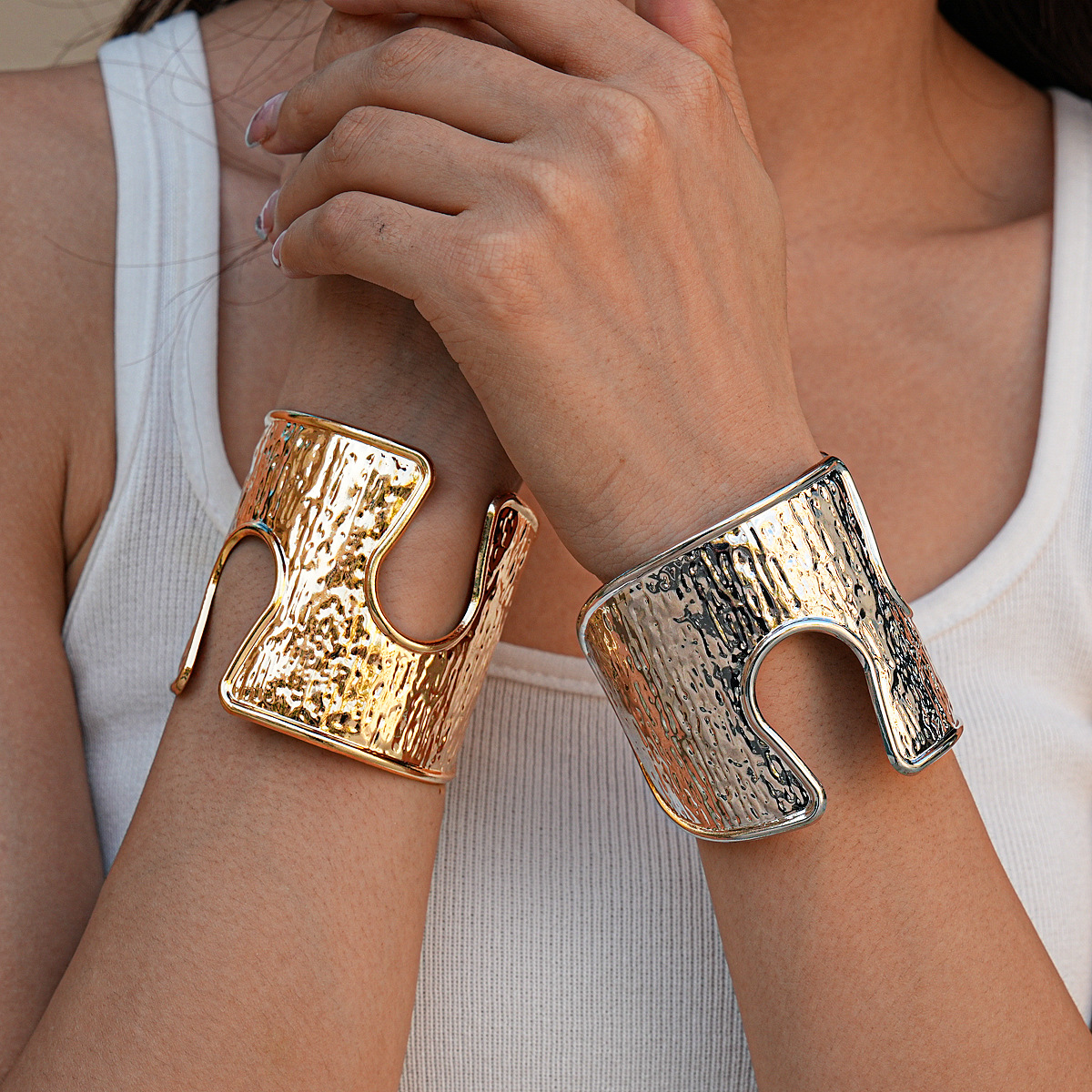 Europa y los Estados Unidos de la industria pesada sensación de metal hueco pulsera abierta redonda brazalete nicho de alta calidad personalidad transfronteriza brazalete