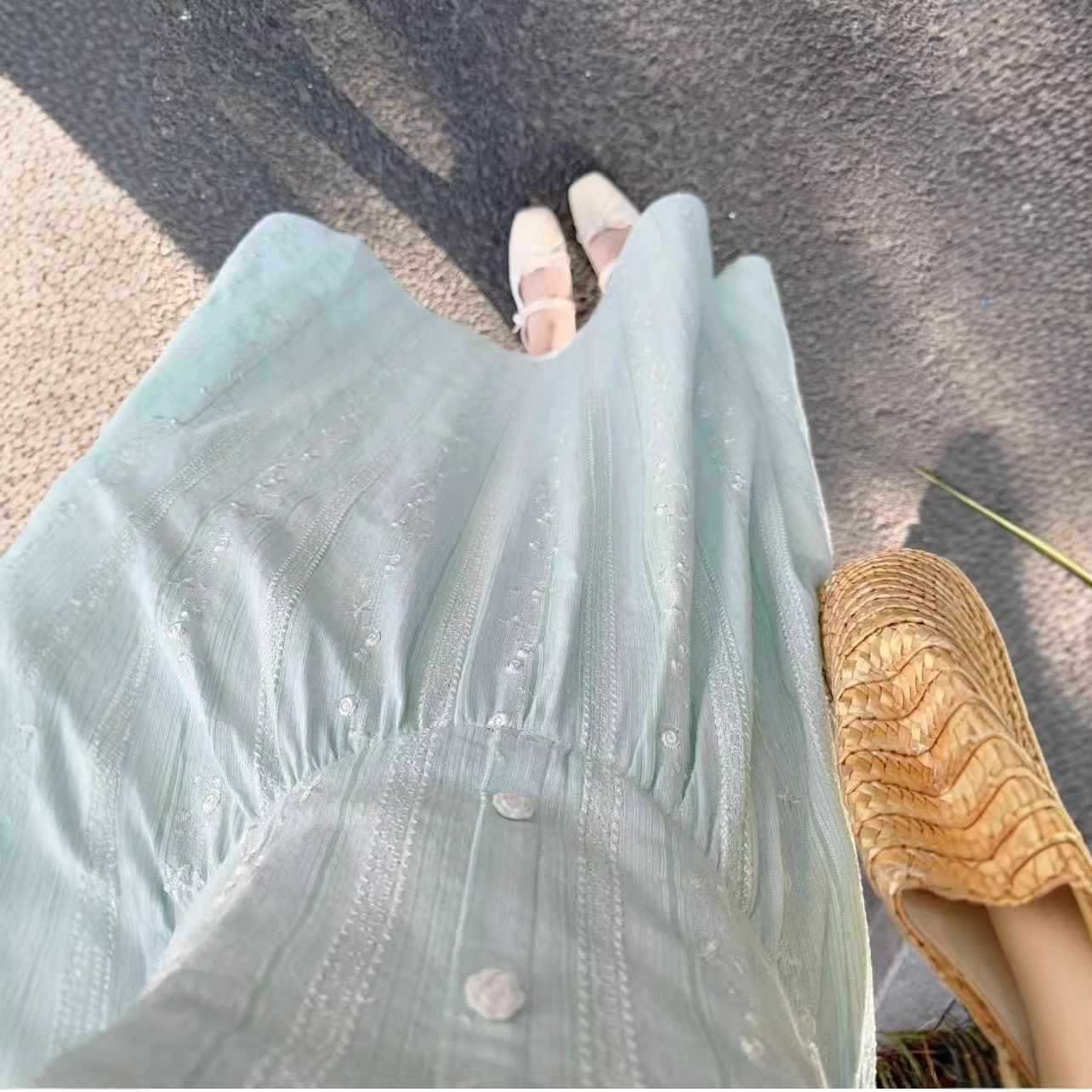 Váy liền thân suông midi màu xanh nhạt thiết kế eo ôm nhẹ — màu xanh nhạt chi tiết 3