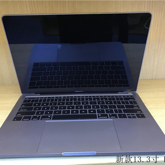 13inch 회색 및 검정색 노트북 모델