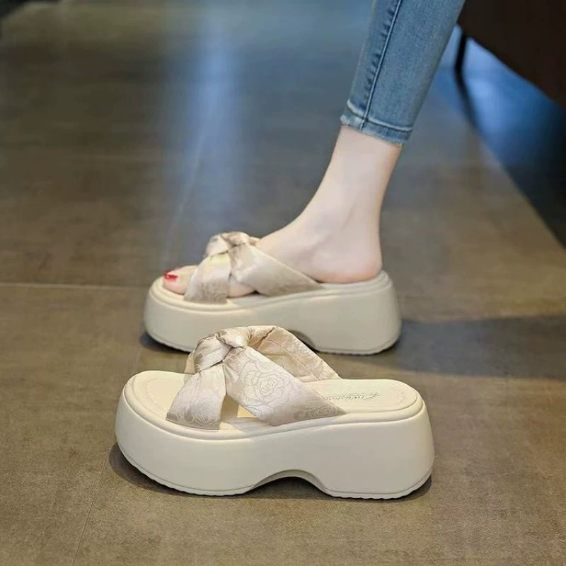 Брендовые маленькие сандалии на толстой подошве для увеличения роста для женщин, летняя верхняя одежда, новые пляжные сандалии на высоком каблуке на платформе 2025 года