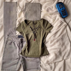 アメリカのレトロな黒いvネックのストラップ付きの半袖tシャツ女性の夏の新型の修身ウエストギャルのハイウエストの短い上着