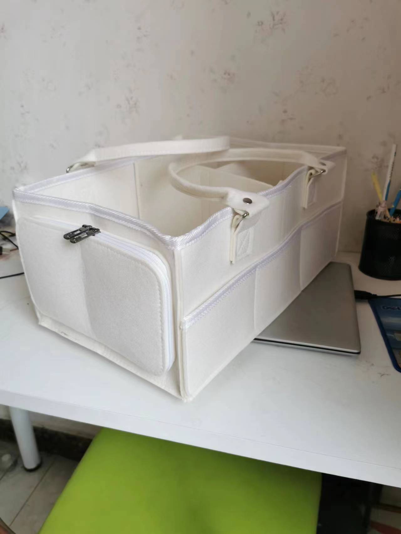 흰색 밑단 측면 포켓 지퍼 33×23×18cm