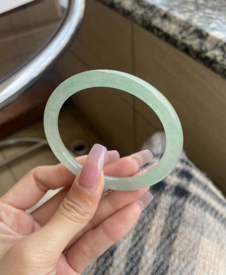 Vòng tay nữ ngọc bích Miến Điện băng nhuộc loại băng nổi hoa cũ hố đá, đường kính 51–64 mm chi tiết 2