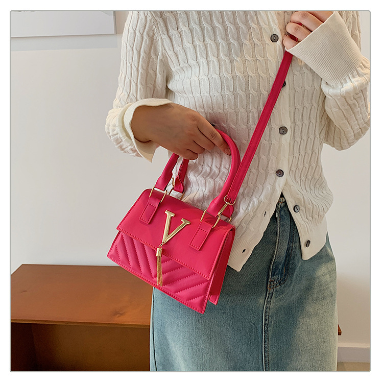 This year, trendy, fashionable and high-quality handbags are in vogue. Women's bags with stylish tassels and unique diagonal patterns are single-shoulder crossbody women's bags undefined