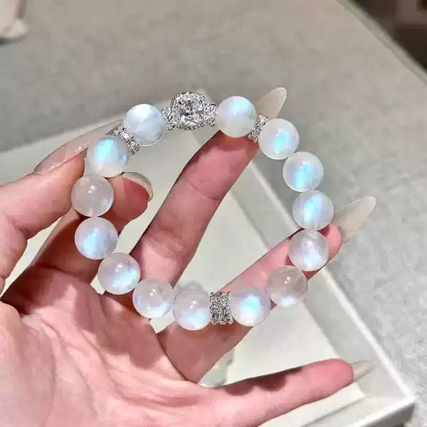 New beautiful white moonlight bracelet artificial blue light white moonstone crystal bracelet aquamarine fortune trick peach blossom