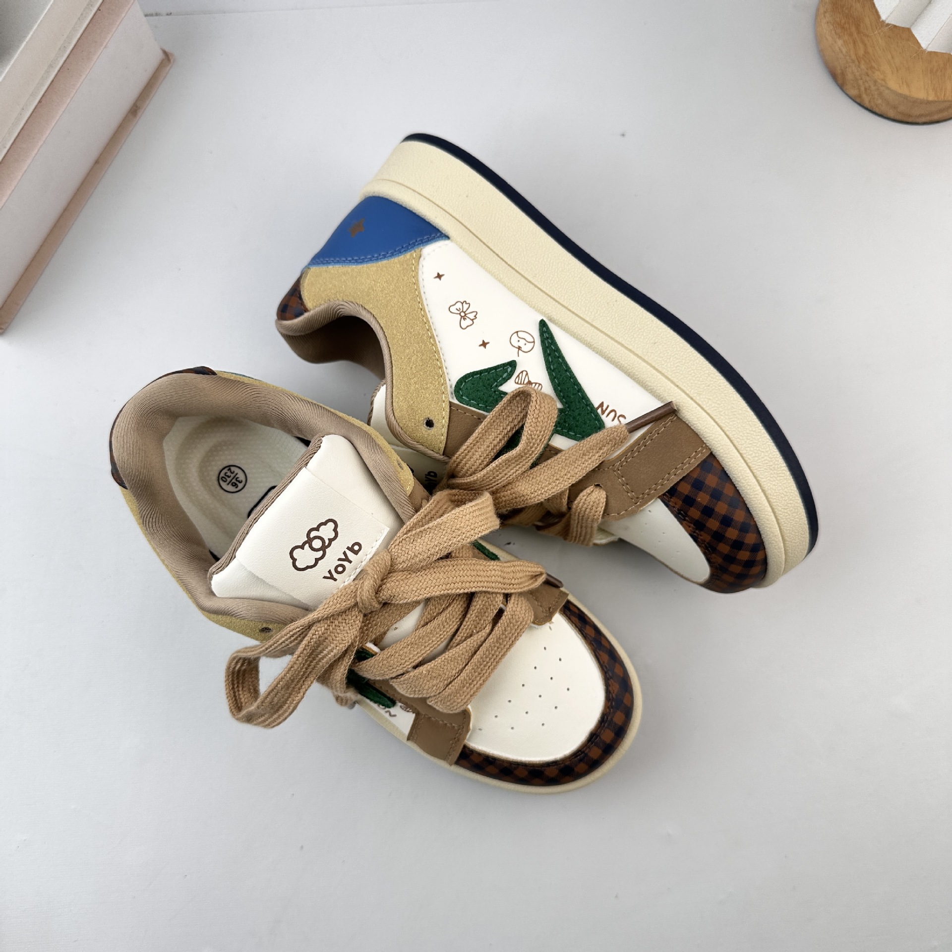 Yuanbo coreano fresco fondo grueso de dibujos animados zapatos blancos para mujeres 2025 nuevo estilo de moda versátil zapatos de pan de nicho