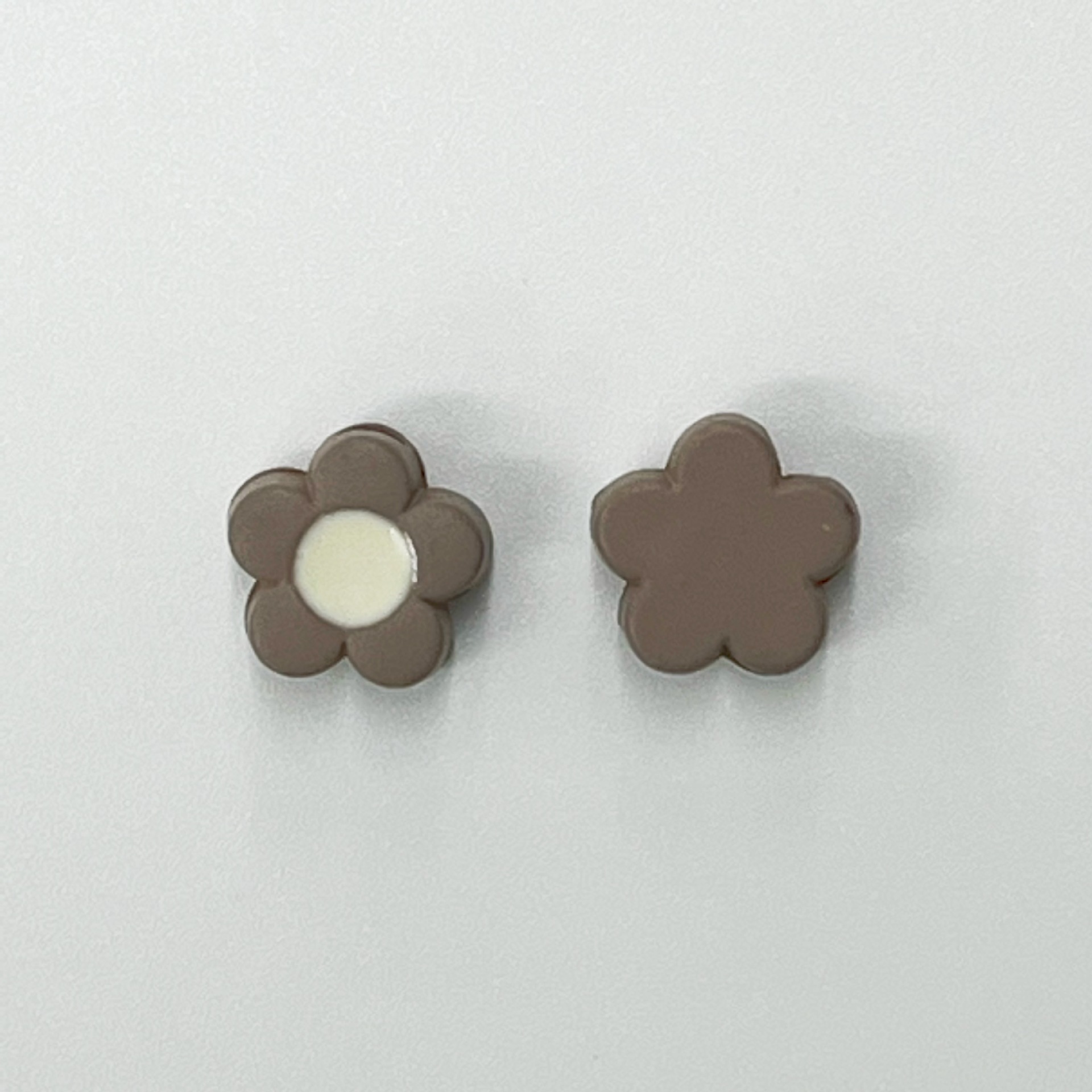 회색 꽃 길이 폭 14mm 높은 7mm 구멍 5mm