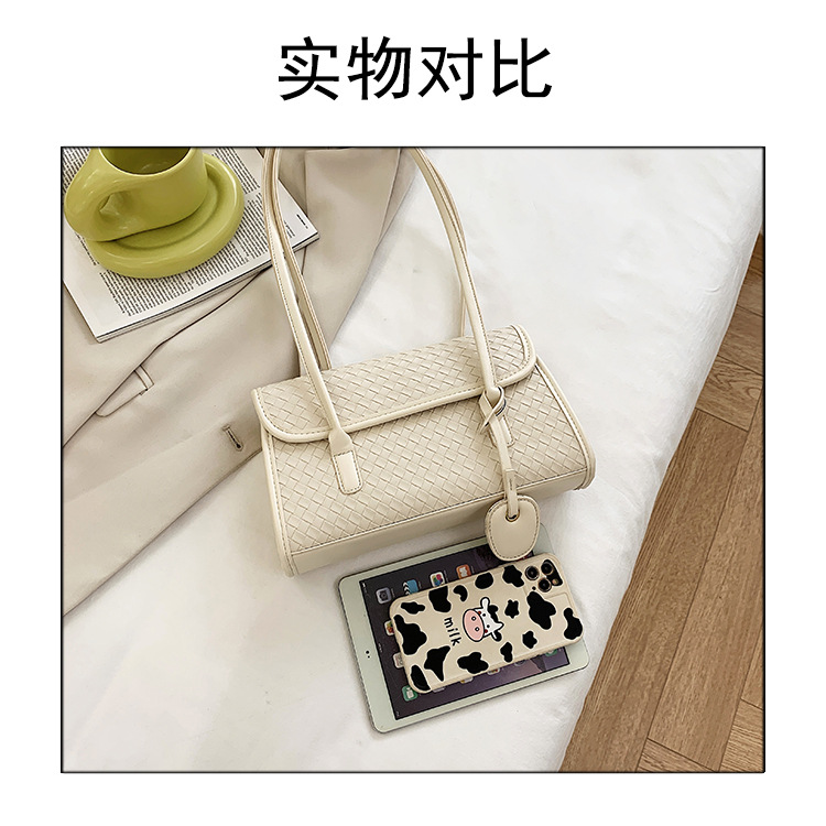 Fashion Weaving Embossed Solid Color One-shoulder Underarm Bag display picture 24