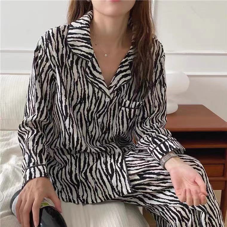 Pijamas rojos en línea primavera 2024 mujeres caricaturas amor inns pantalones de manga larga ropa para el hogar pijamas transfronterizos comercio exterior
