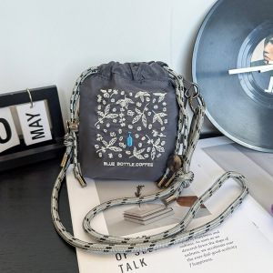 다크 그레이 블루 보틀 크로스바디 백