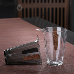 Japanese-Style Fair Cup with Long Spout, Walnut Wood Slice Glass Transparent Fair Cup, Practical Glass Tea Set for Kung Fu Tea