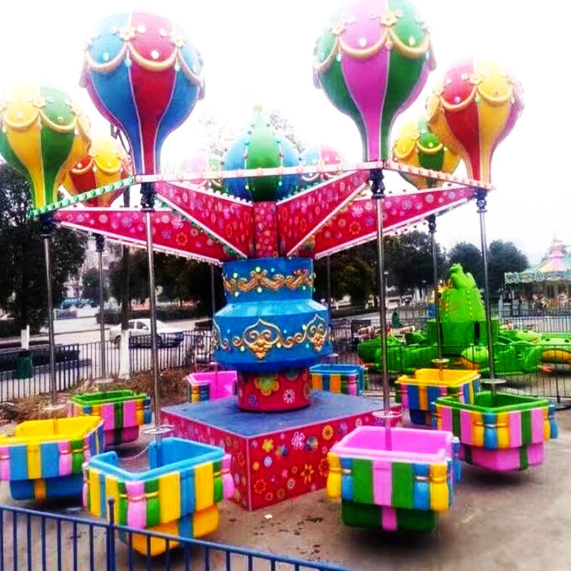 Rotating balloon for amusement parks