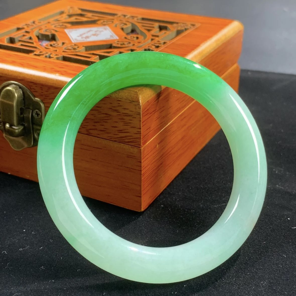 缅甸翡翠冰糯辣绿翡翠手镯女老坑缅甸白底青飘花阳绿镯子福镯处理