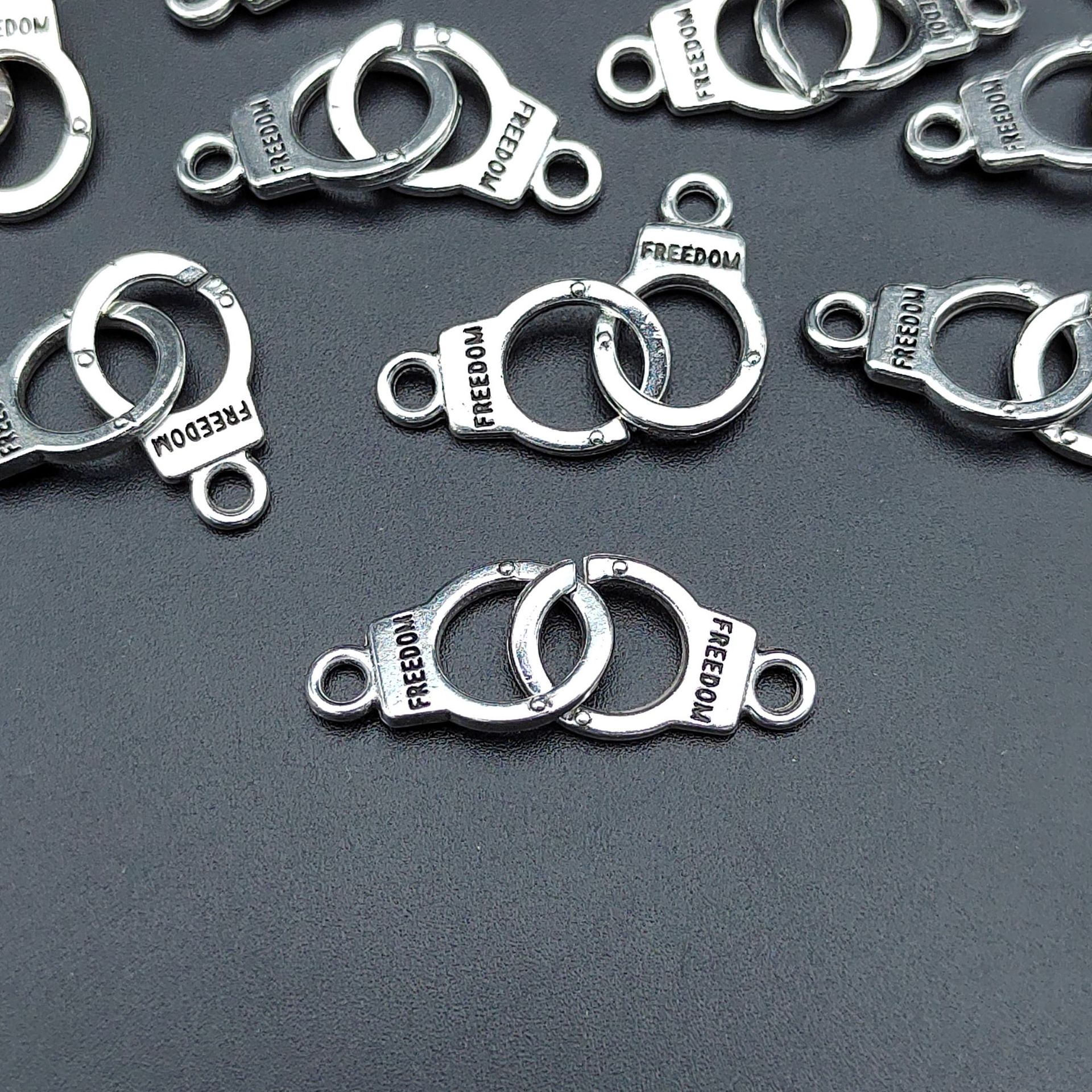 100 Pcs/package Simple Style Letter Handcuffs Alloy Plating Pendant Jewelry Accessories display picture 1