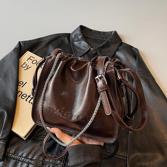 Bolso de explosión de moda plegado para mujeres 2025, nuevo bolso de piel de cera de aceite de estilo universal, bolso casual simple de hombro bajo la axila