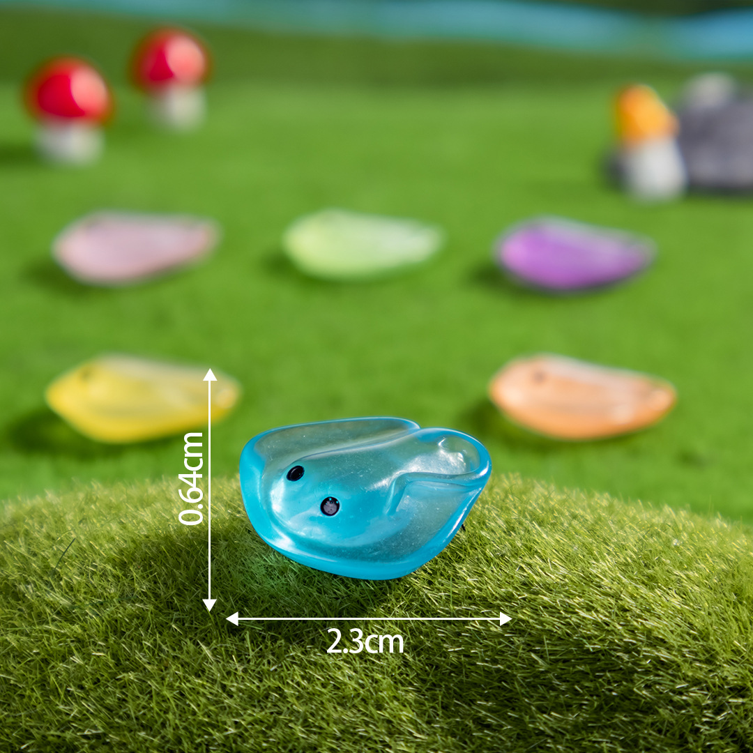 어둠 속에서 빛나는 작은 동물과 만타 레이의 혼합