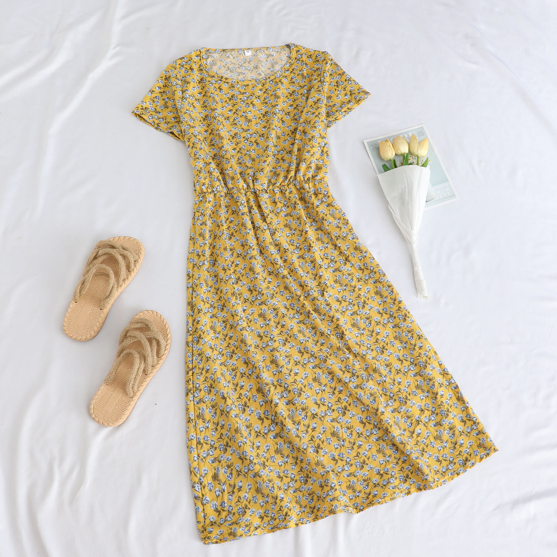 F34 노란색 배경 파란색 꽃