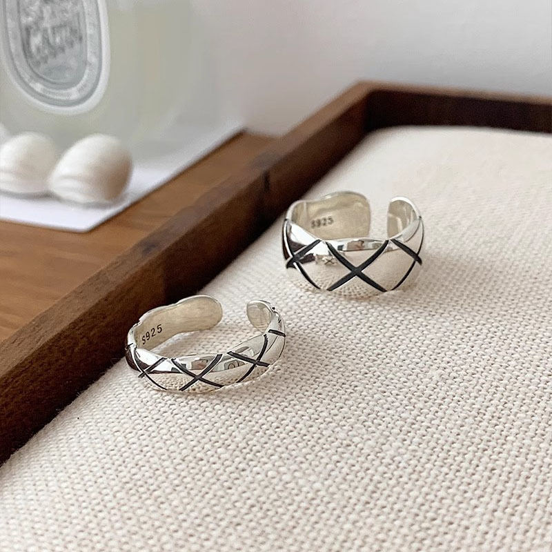 Brand small design ring with diamond pattern