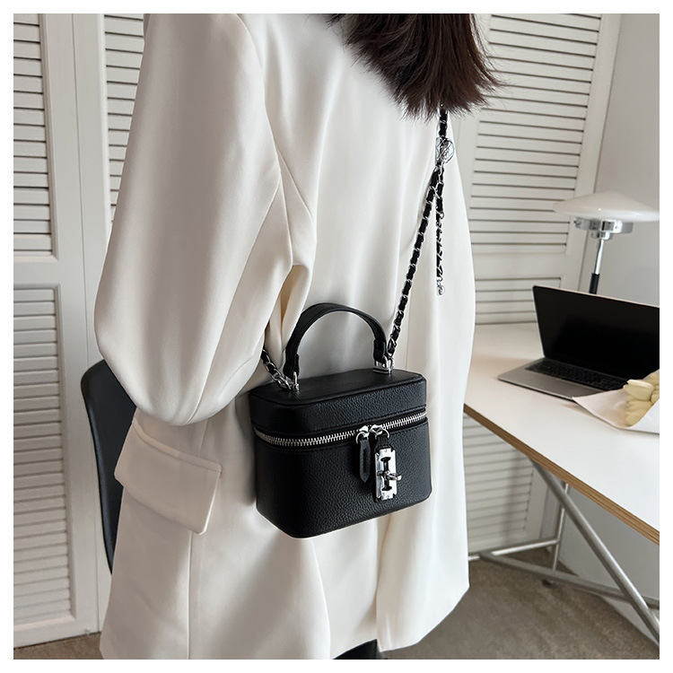 Women's Medium Pu Leather Solid Color Classic Style Square Zipper Shoulder Bag display picture 1