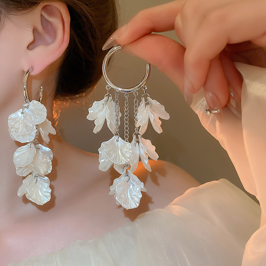 Pendientes de aguja plateados con pétalos de perlas con incrustaciones de diamantes y borlas, pendientes de tuerca de lujo ligeros y de alta gama con un diseño elegante y versátil.