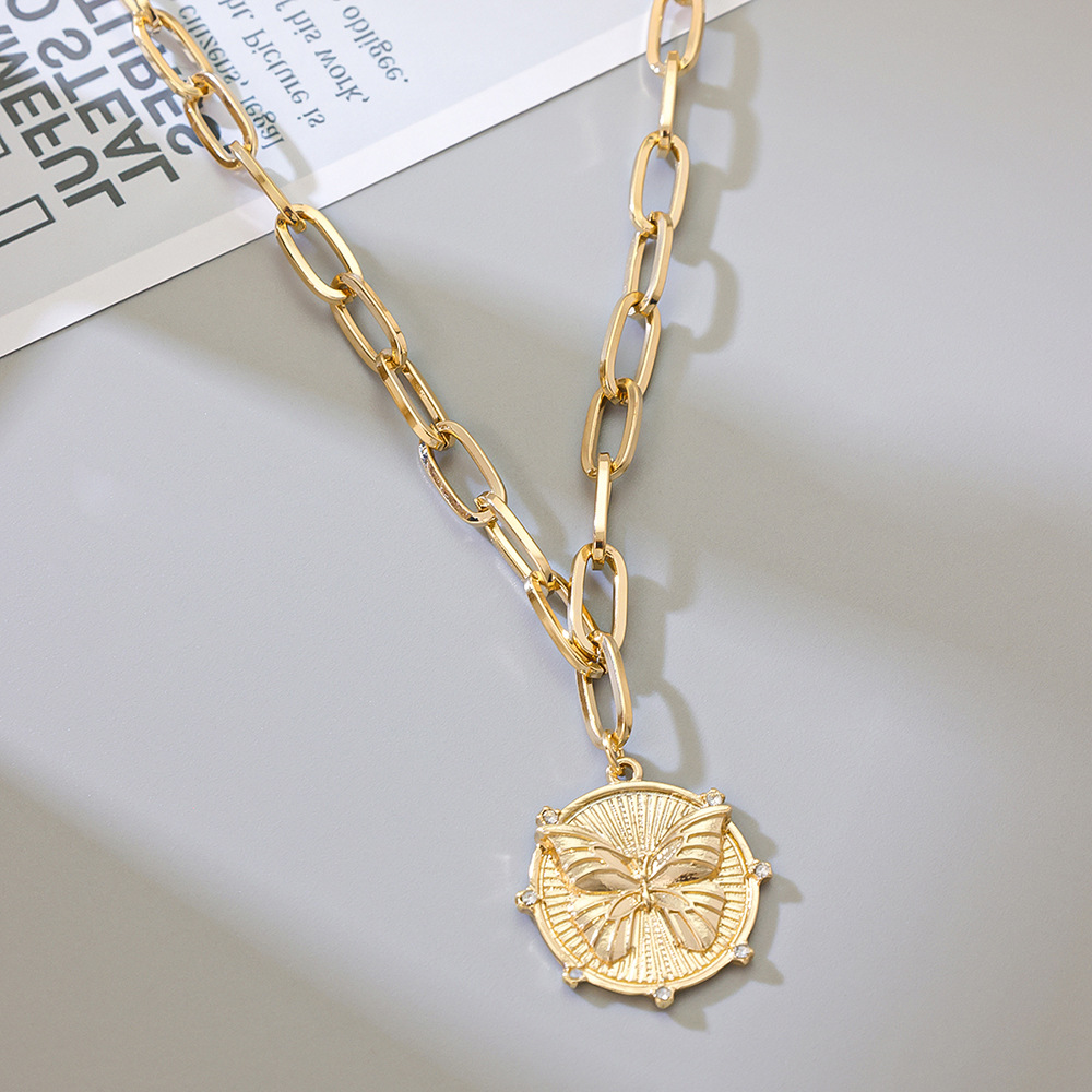 Collana con ciondolo a farfalla placcata oro per donna elegante_voghion.com