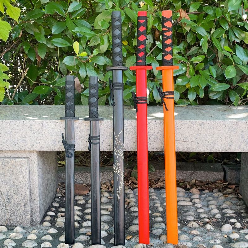木のペンキの武士の刀の1メートルの東洋の刀の木の剣のシミュレーション兵器の子供のおもちゃのメーカーの直接販売の卸売り|undefined