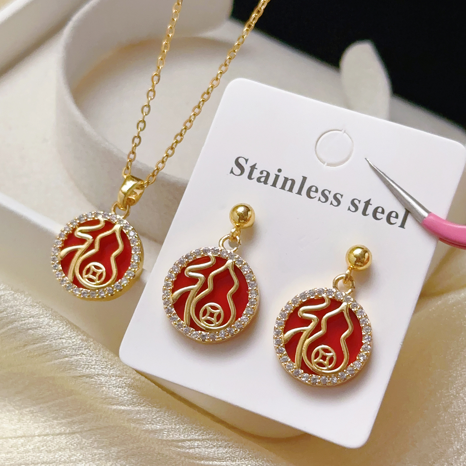 Retro marca redonda Caifu collar mujer joyería de inserción roja China viento galvanizado 18K set de pendientes de oro